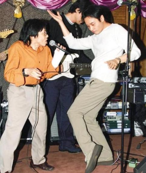 披头士与香港流行乐队
六十年代开始，西方流行音乐开始进入香港。
随着香港的年轻人