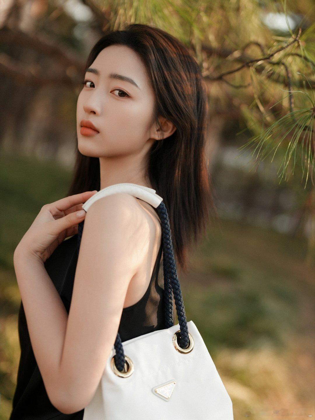 邓恩熙天选高松格邓恩熙对待角色的用心一眼就能看出来，专注剖析人物的样子又美又可爱