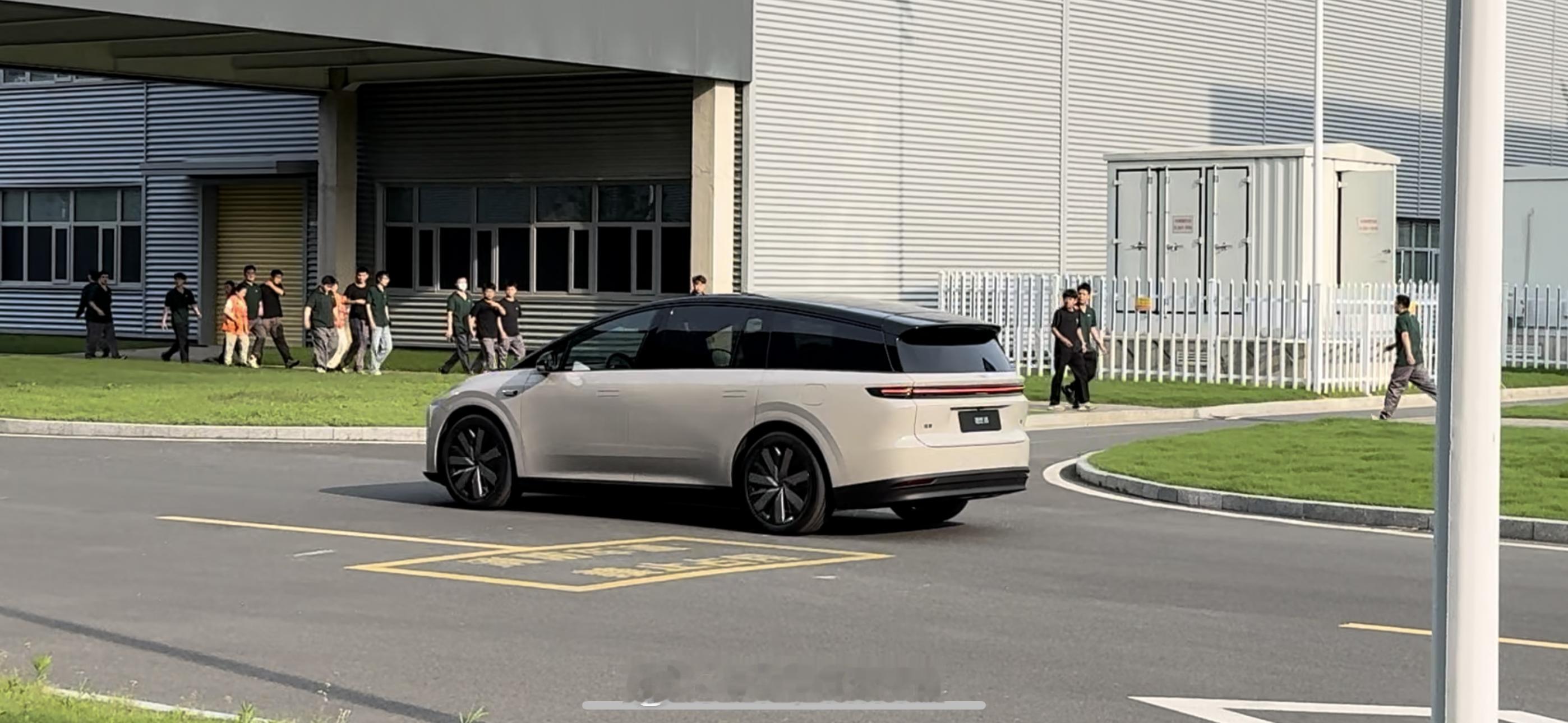 看，理想i8实车。 ​​​