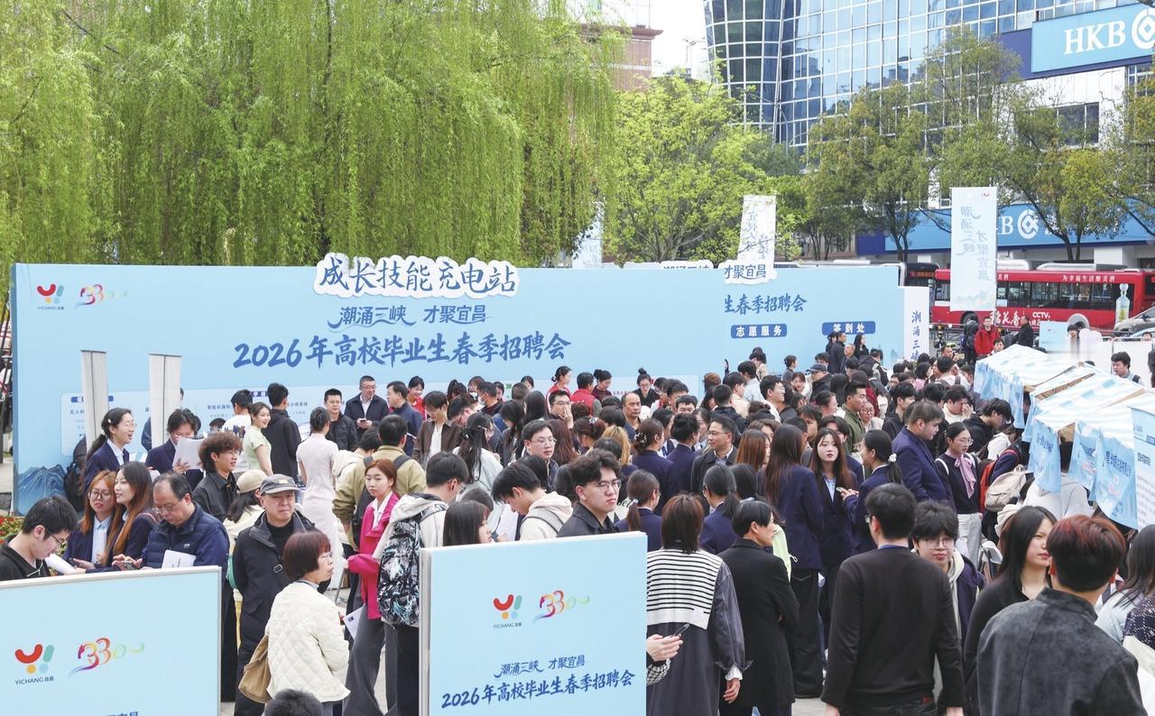 眼下正值高校毕业生求职旺季，国家延续并强化了财税、金融等方面的创业支持，推出一系