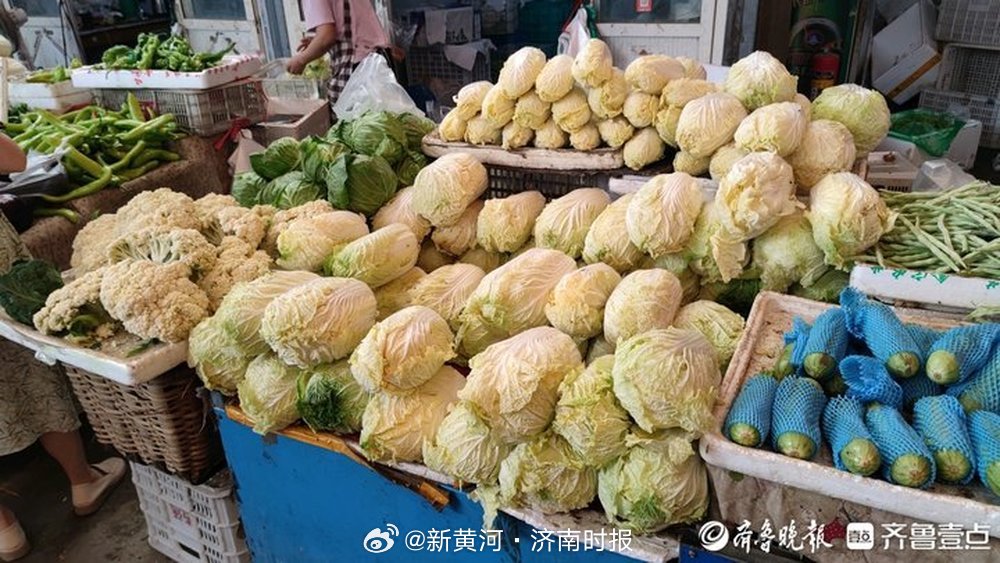 【#济南部分常见蔬菜价格破10元每斤#】10月3日，记者走访济南多家蔬菜批发市场