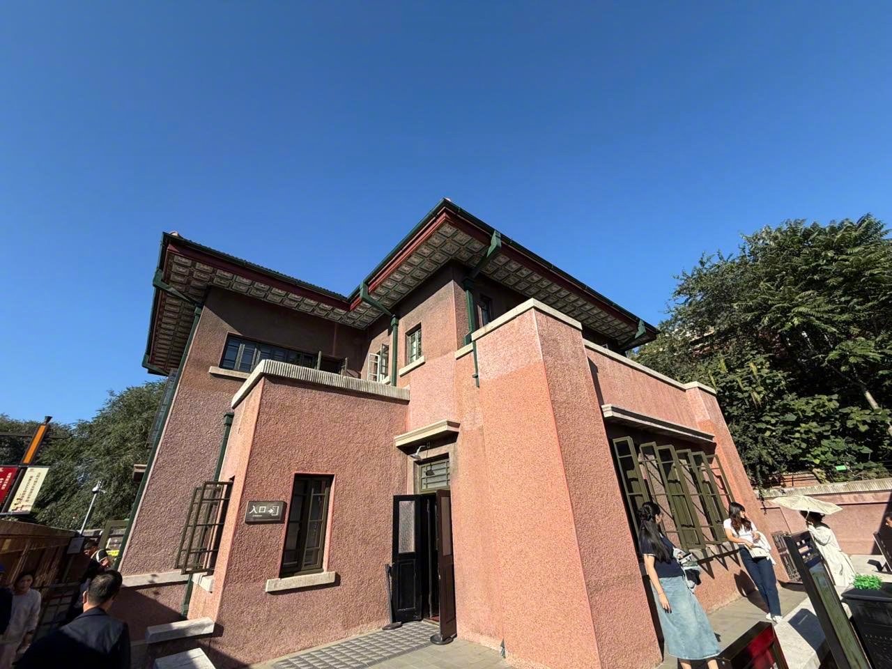 本虎今看了赵四的住处，不得不说，张学良的大老婆于凤至的审美可比张作霖强多了，她掏