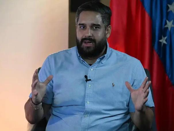 果然是虎父无犬子！面对如此危局，马杜罗之子尼古拉斯毫不犹豫站出来，以极大的勇气，