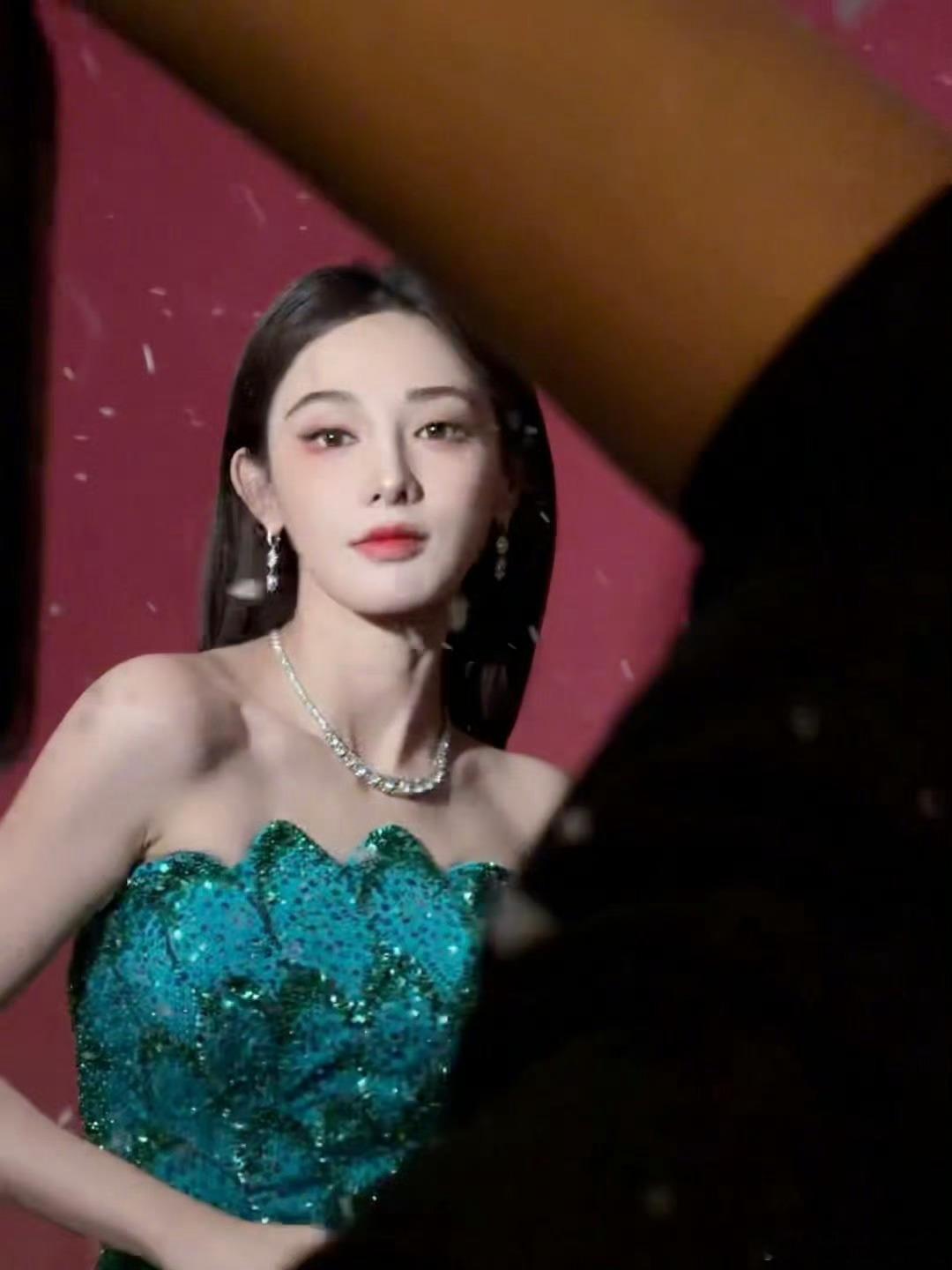 彭小苒出发图居然用上了造雪机 彭小苒的出发图似一幅灵动的冬日画卷，造雪机的运用为