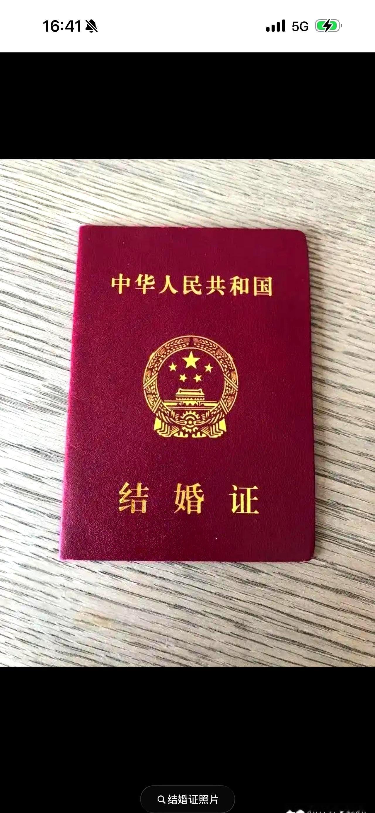 等到ICU外医生把笔塞到手里时，才发现那张小红本像一道门槛。
张老师出事时是单身