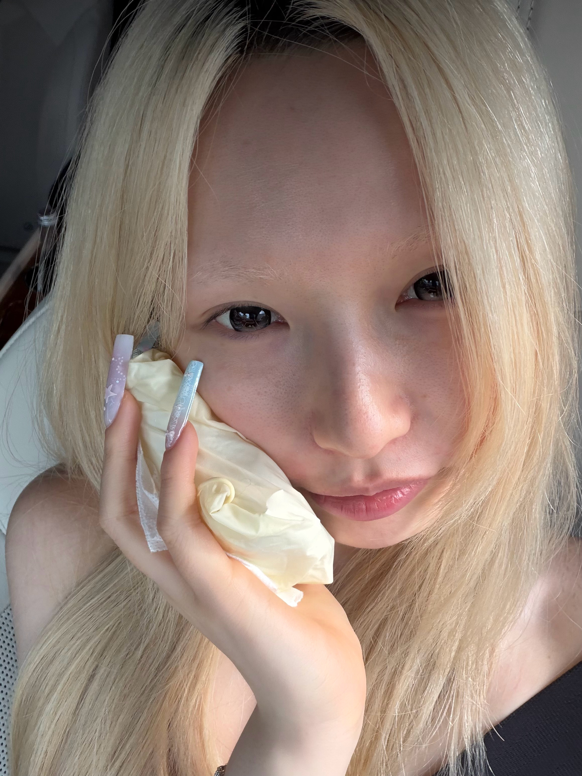 久违的蜜蜂小狗。大晚上也要戴墨镜好装啊。 ​​​