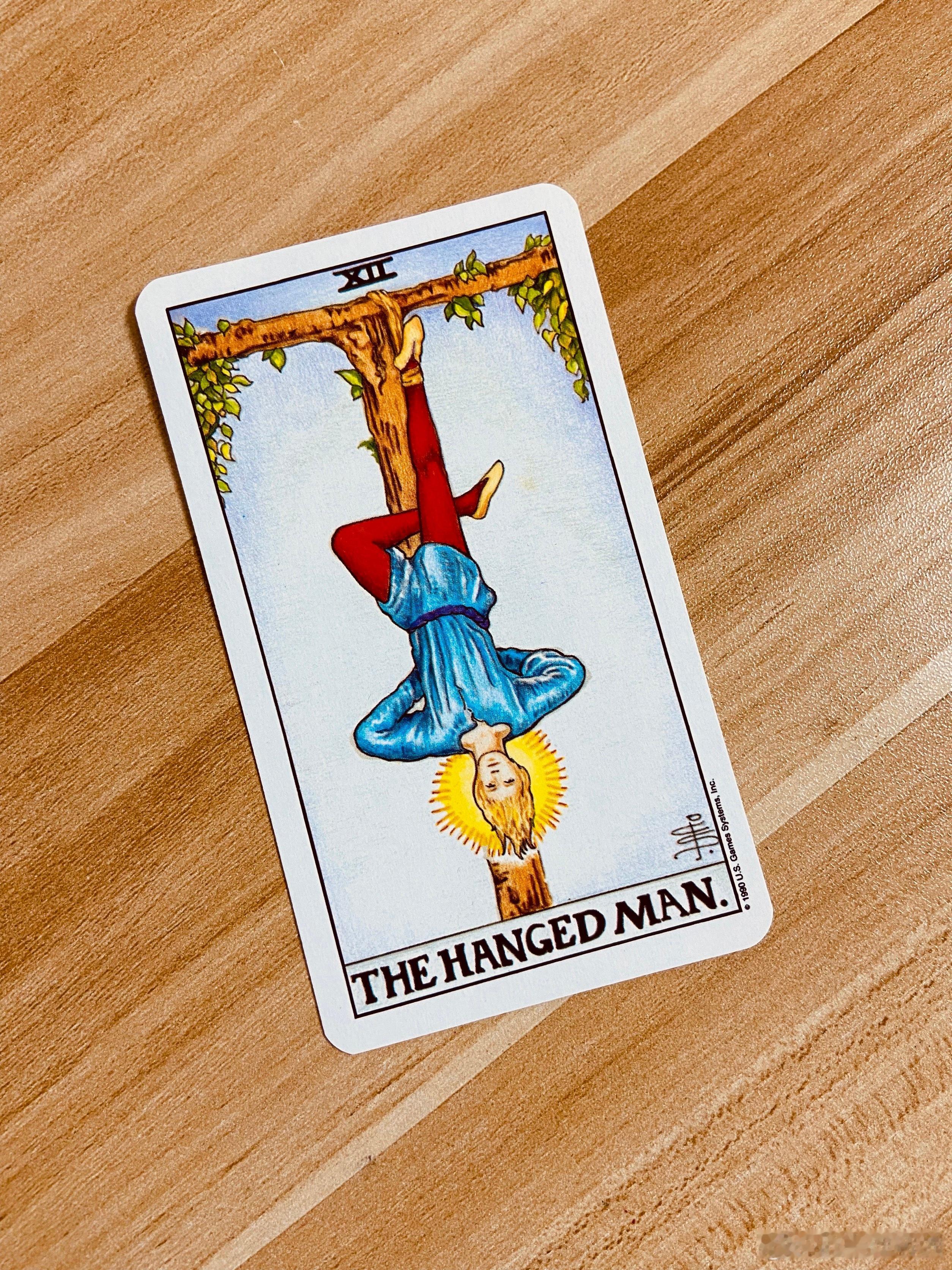 火象星座—11月底好运提示：翻到“倒吊人”牌，预示着不管你们现在期待什么，想要什