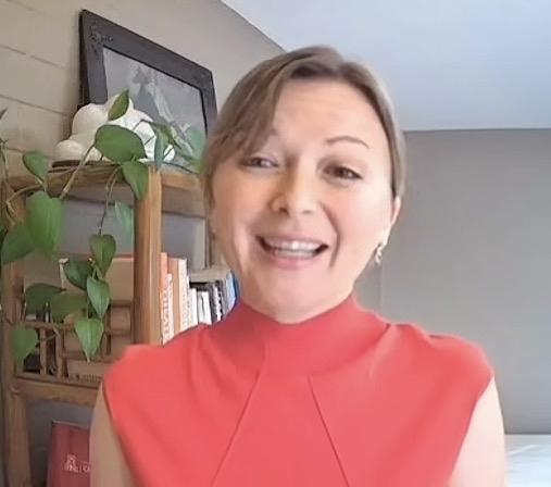 你还记得她吗？
​一名美国人，给自己取名爱华，这个名字中国人听着很亲切。
198