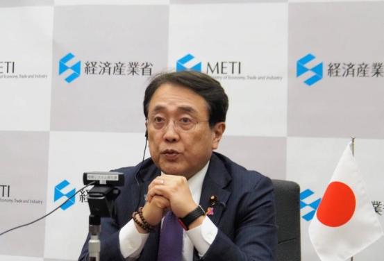 若不是亲眼看到，真难相信一个人可以厚颜到如此地步！日本经济产业大臣赤泽亮正，站在