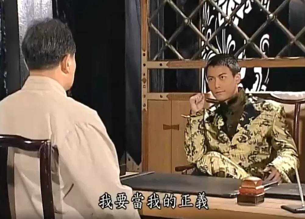 男人走进八号当铺，对老板说：“我是警察，我想当掉我的正义，换那个价值十亿的资料。