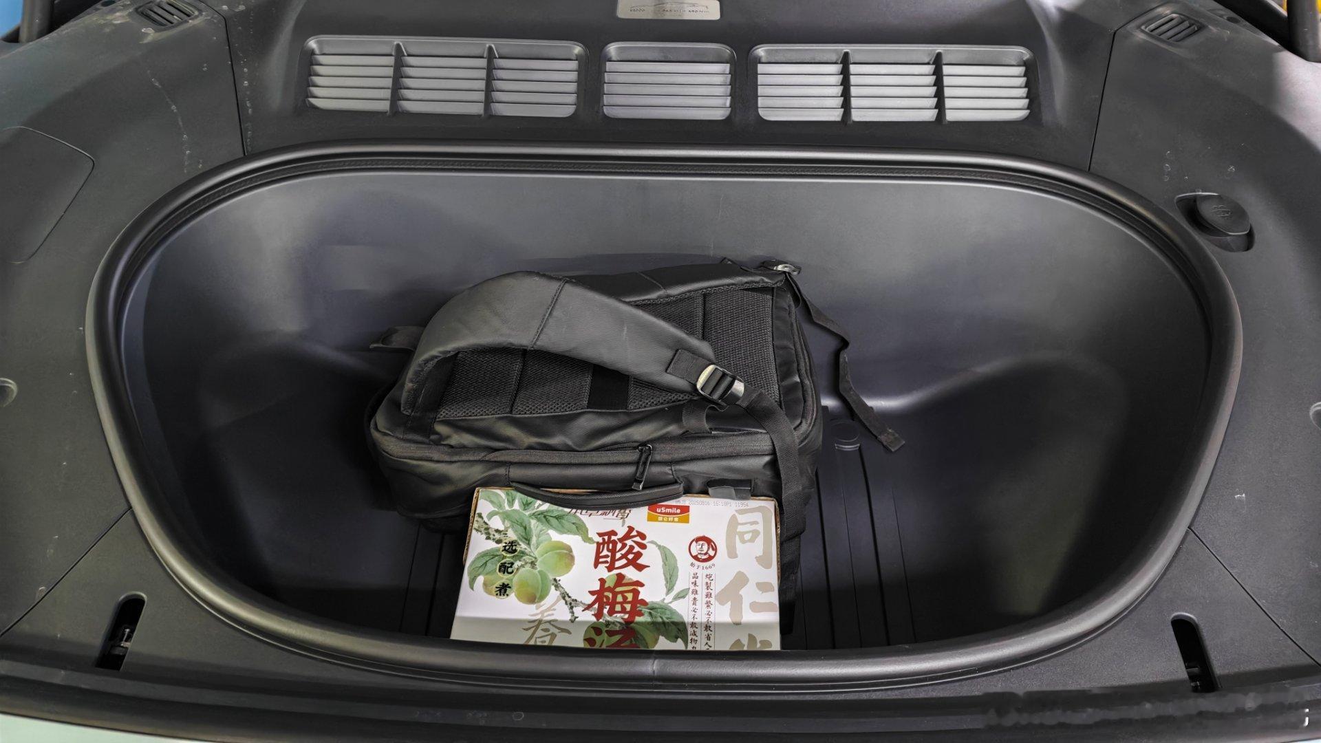 最近在开白宁的小米yu7 ，特地体验把东西都放在前备箱里，之前开保时捷911也有