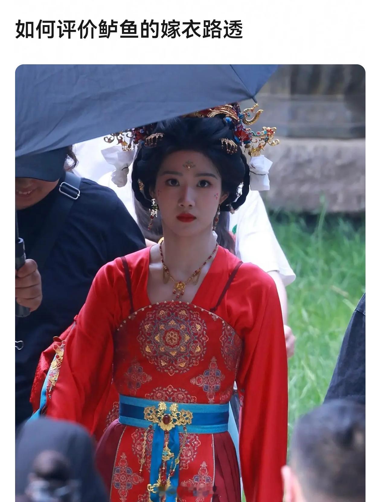卢昱晓这个妆造有点危险啊，这个脸看起来有点圆润了 