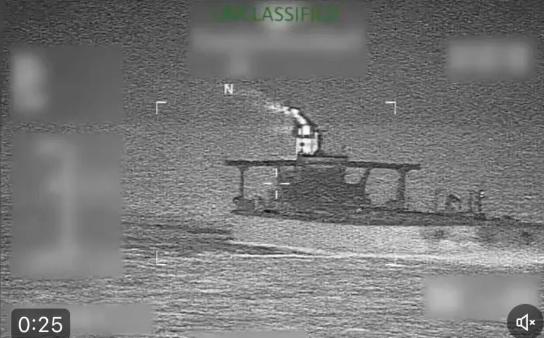 普京刚刚收到败报，美军一路狂追18天，在最后时刻抢下俄超级油轮。警报拉响，美国彻