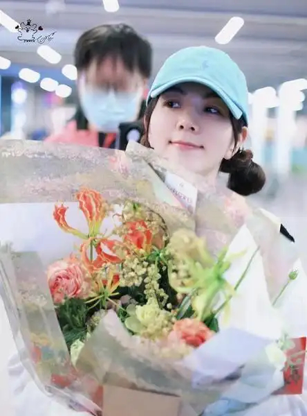 43岁陈嘉桦扎双马尾现身机场，假小子变少女惊艳全网，这状态真有43 