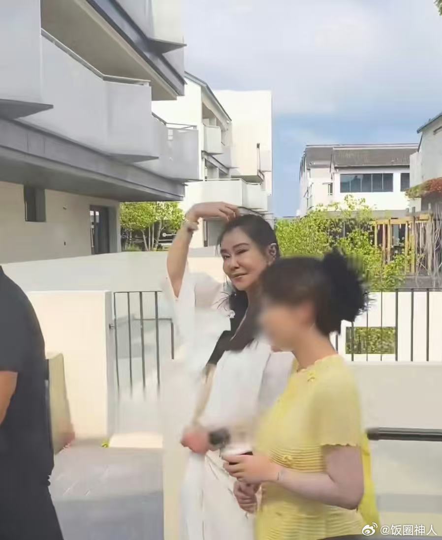 王祖贤脸部浮肿王祖贤脸部浮肿！王祖贤疑似医美