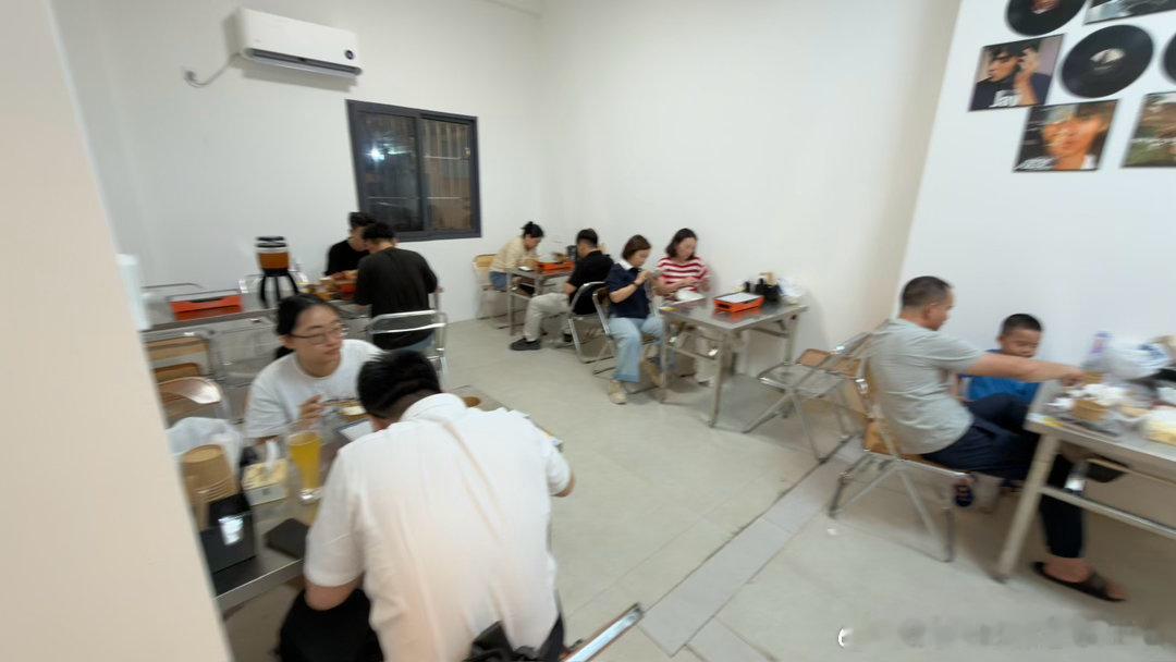 大运烧鸡还是会有一定的自然流量路过的人看见里面人很多就会走进去从营销角度上，要比