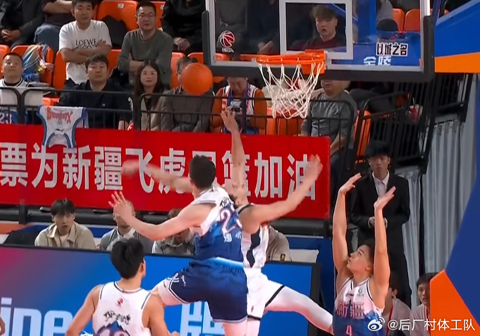新疆男篮vs广东男篮 阿不都的关键护框，大帽胡明轩，广东的进攻完全被掐死了啊，末