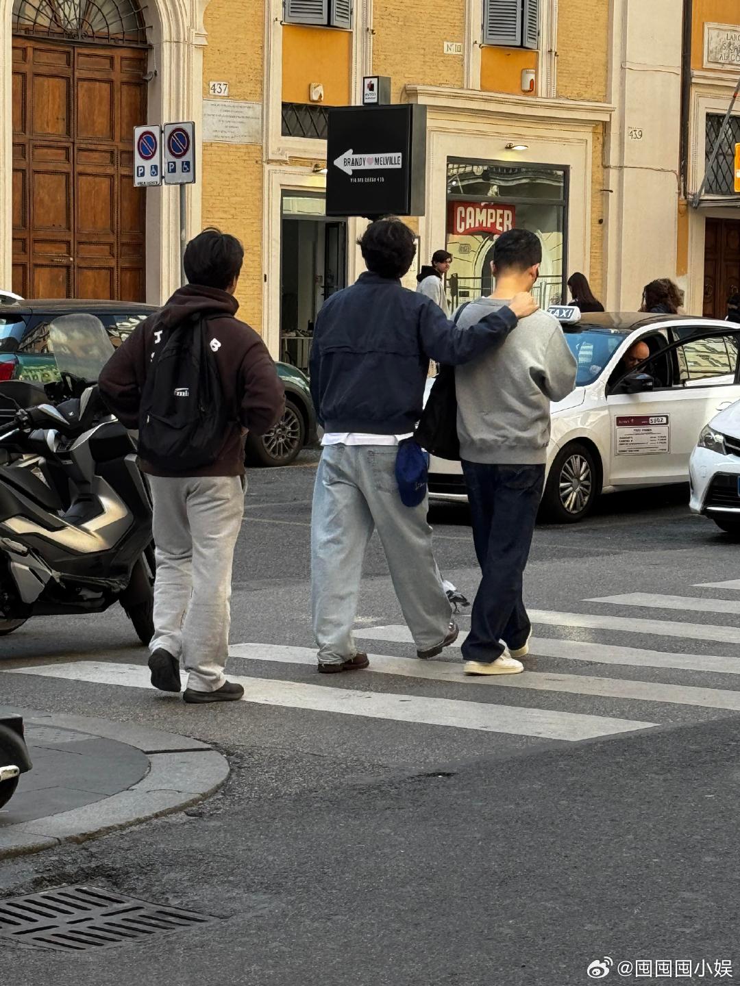 罗马西班牙广场偶遇孔刘与男友人网友在罗马西班牙广场偶遇孔刘与男友人，身边连一个助