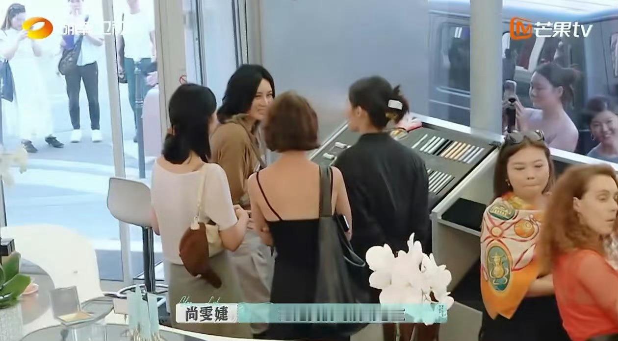 毕雯珺从忙碌的全世界路过 初涉化妆领域的毕雯珺，面对顾客提问曾手足无措。但他迅速