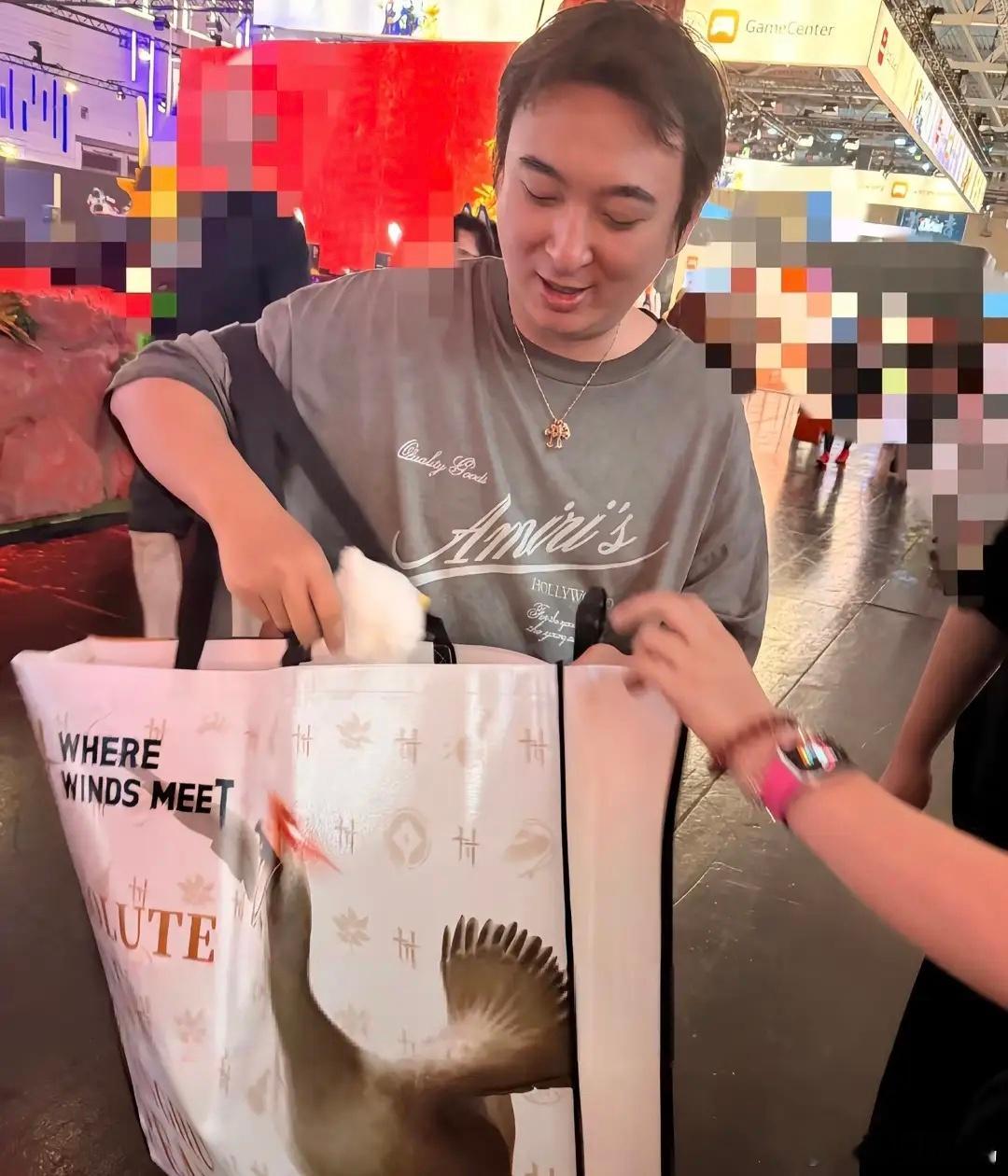 38岁王思聪和女友懒懒现身德国科隆游戏展，两人穿着情侣款牛仔裤，打扮低调，在人群