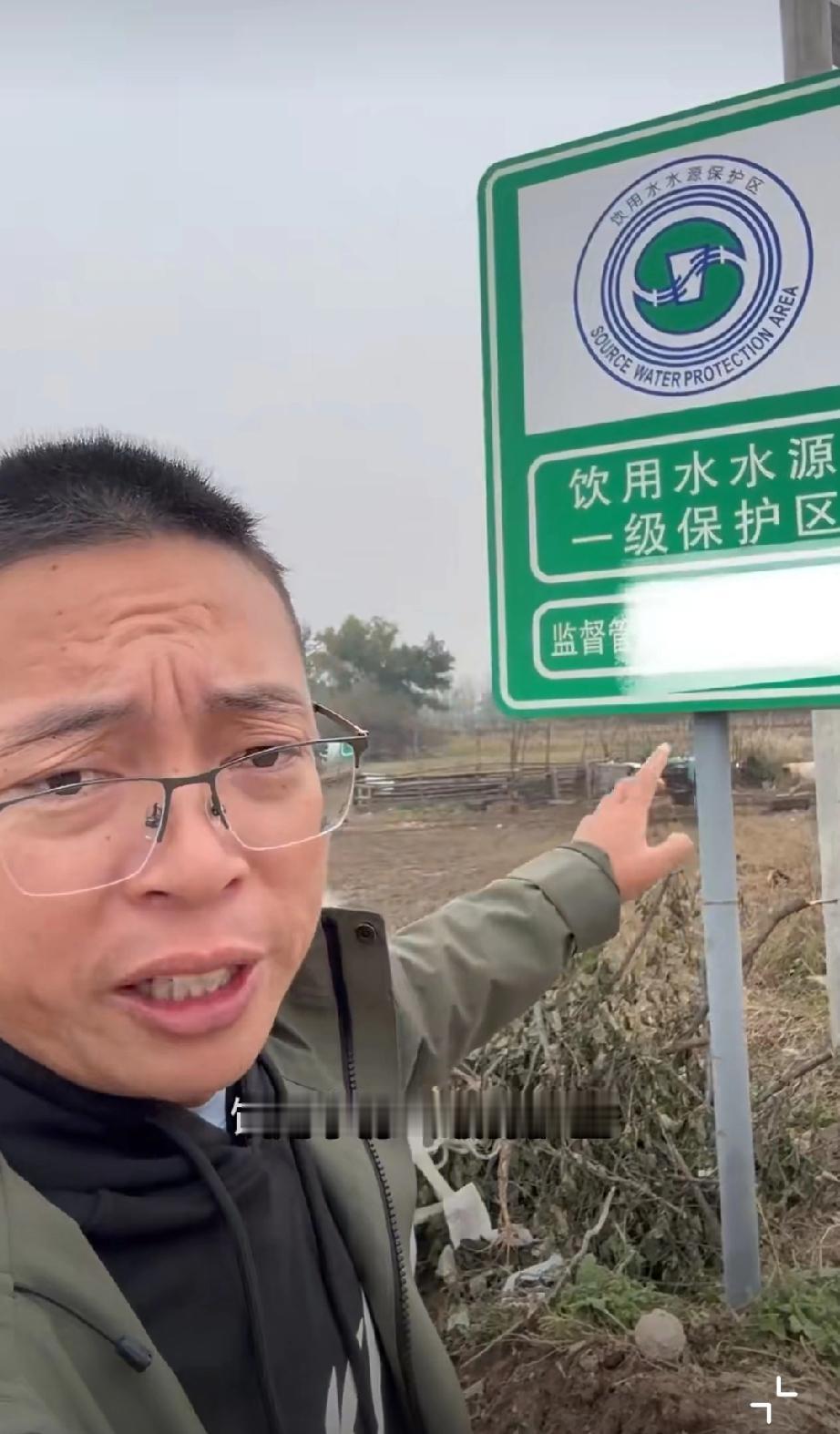 饮用水保护牌下填垃圾，铁路桥下变垃圾场，渗滤液流进农田，水沟也发黑变臭…这就是我