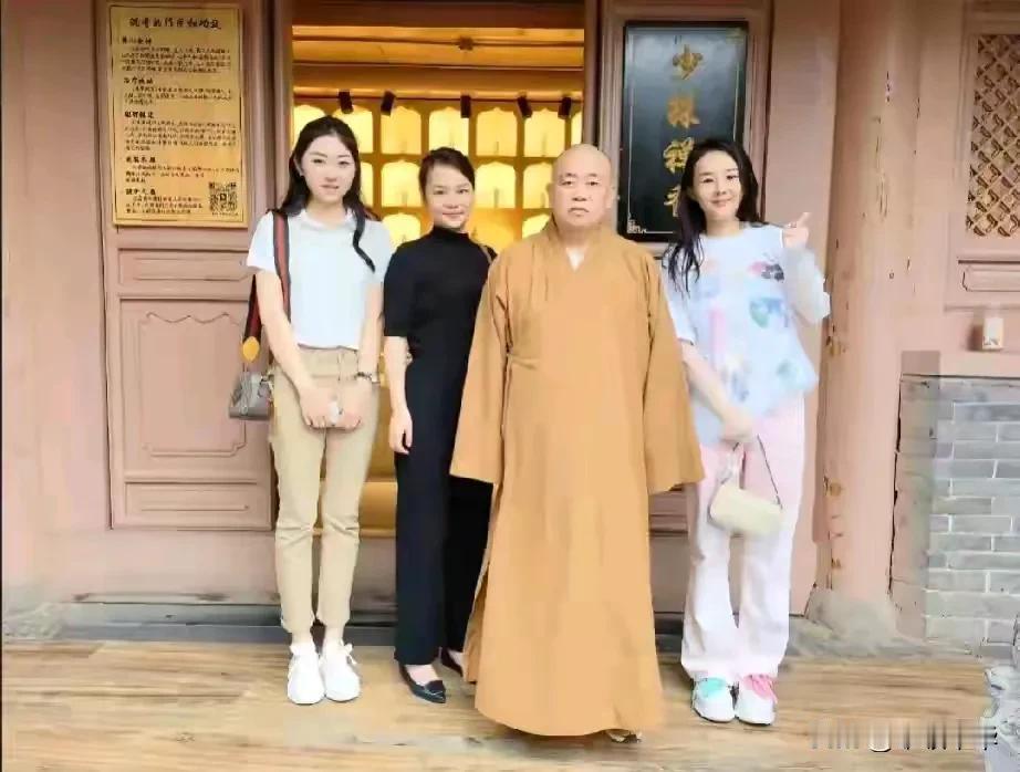 “常在河边走哪有不湿鞋”，释永信频繁出入“红尘”、频繁接见女香客、频繁面对俗界言