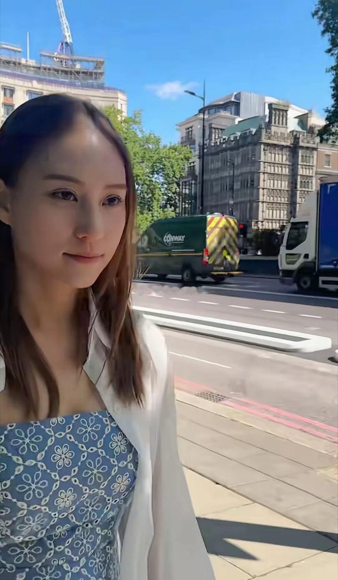 34岁的何超莲不愧是时尚达人，轻松带火夏日新穿法。一件简约白衬衫搭配精致吊带裙，