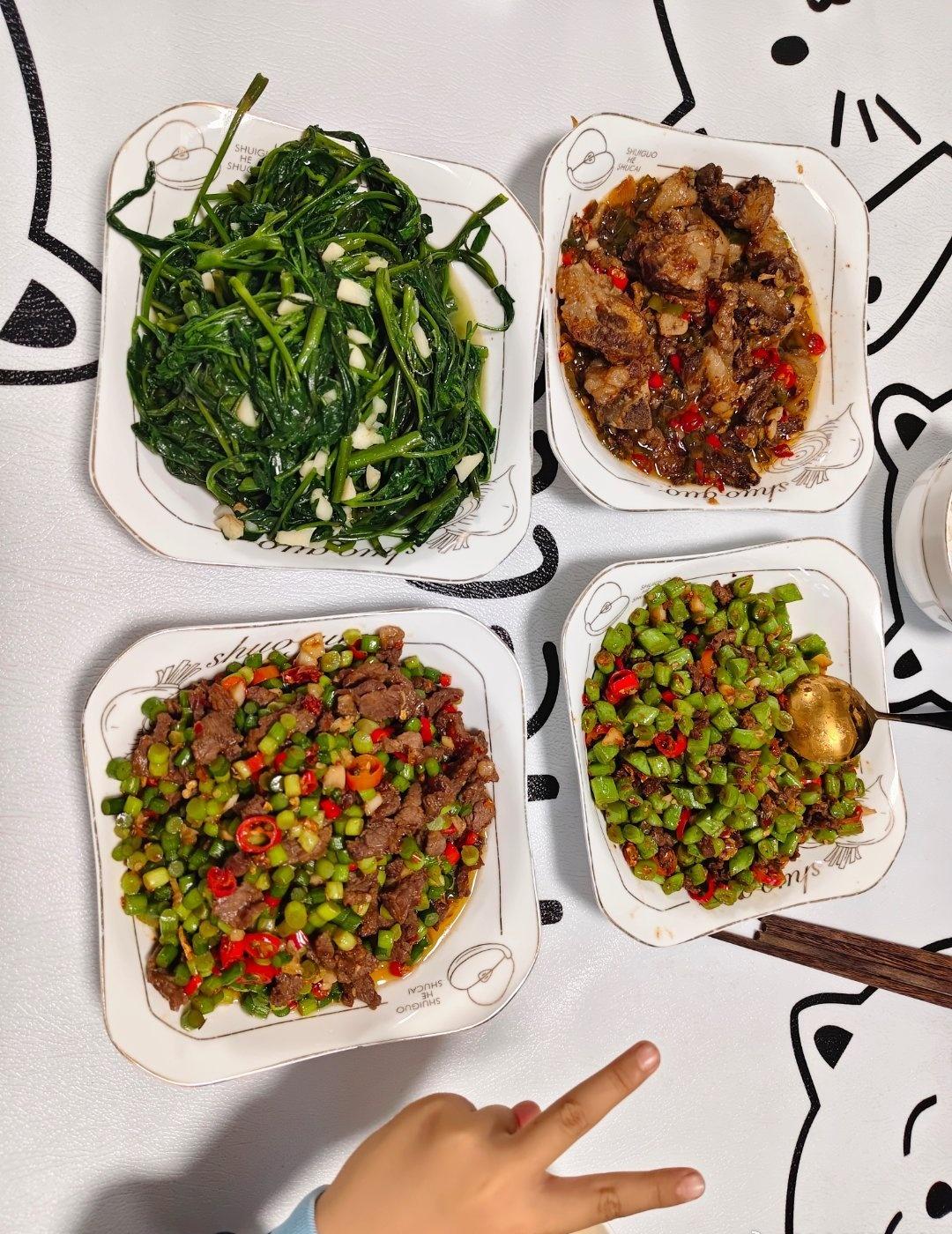 我们大湖南也是天天下雨，今年雨水非常多，从春天现在下到了夏天

今天的晚餐好绿，