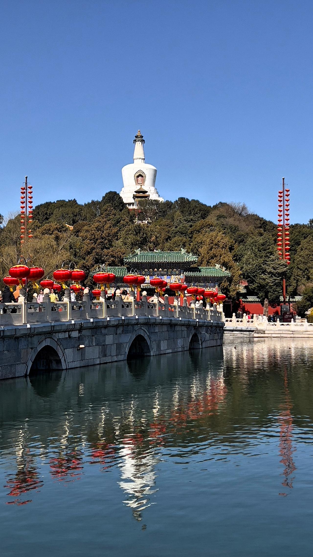 【原创】打卡北海公园，静谧湖畔，碧波荡漾，白塔耸立，红灯点缀，古韵悠长。