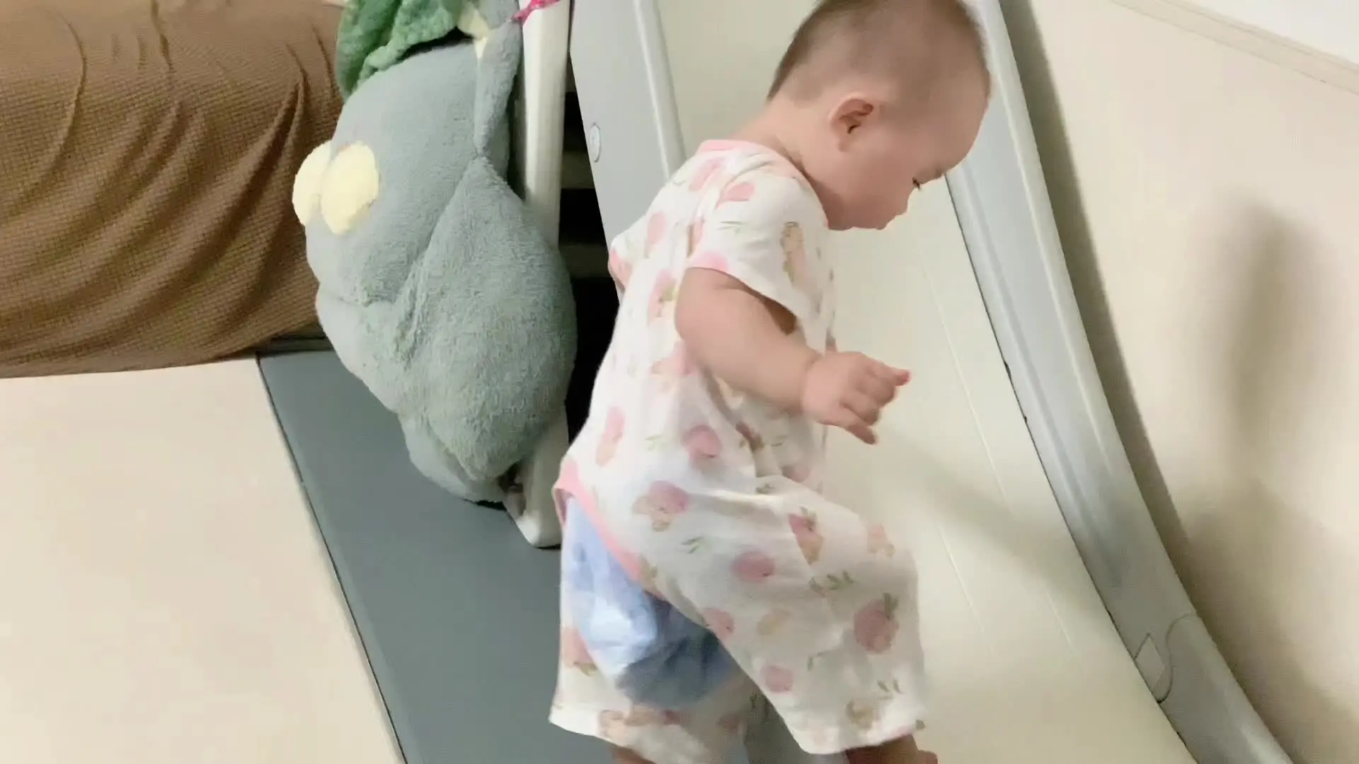 也是听得懂人话的宝宝喽 “把脚抬起来”，然后她就水灵灵的把jiojio...