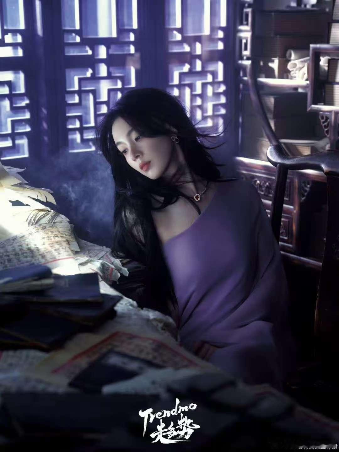 陈瑶国风造型有聊斋那味了 陈瑶的眼尾红调藏着温柔，水墨国风造型透着神秘，聊斋那味