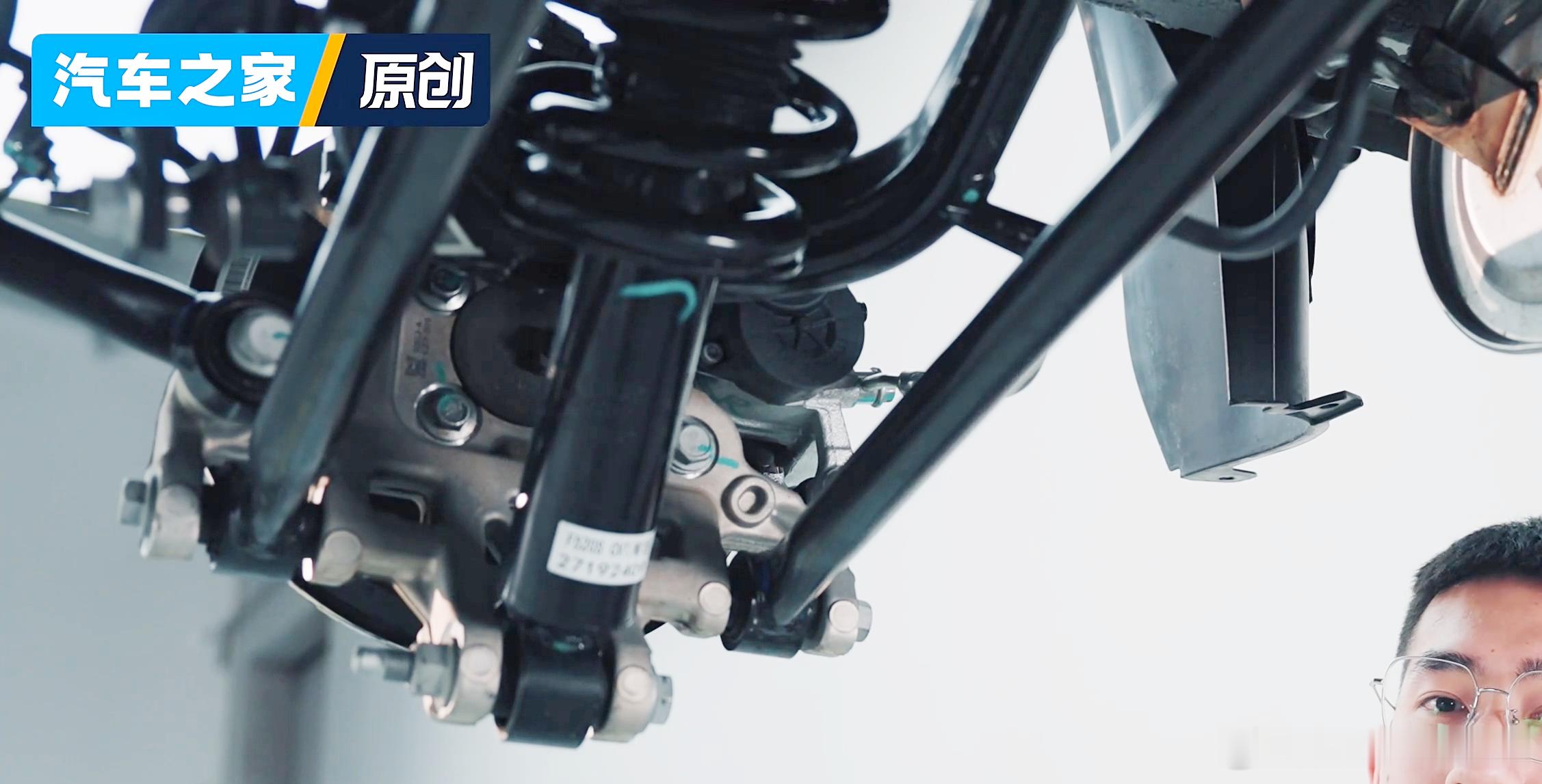 星光560的“髪国”后悬挂。。。上A臂下仨连杆。。。这个年代的上A臂下仨连杆，虽