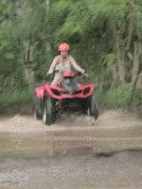 图一：爱好玩越野的妹子，真的很少见吧？关键那技术也确实差。
图二：看见了吗？那些