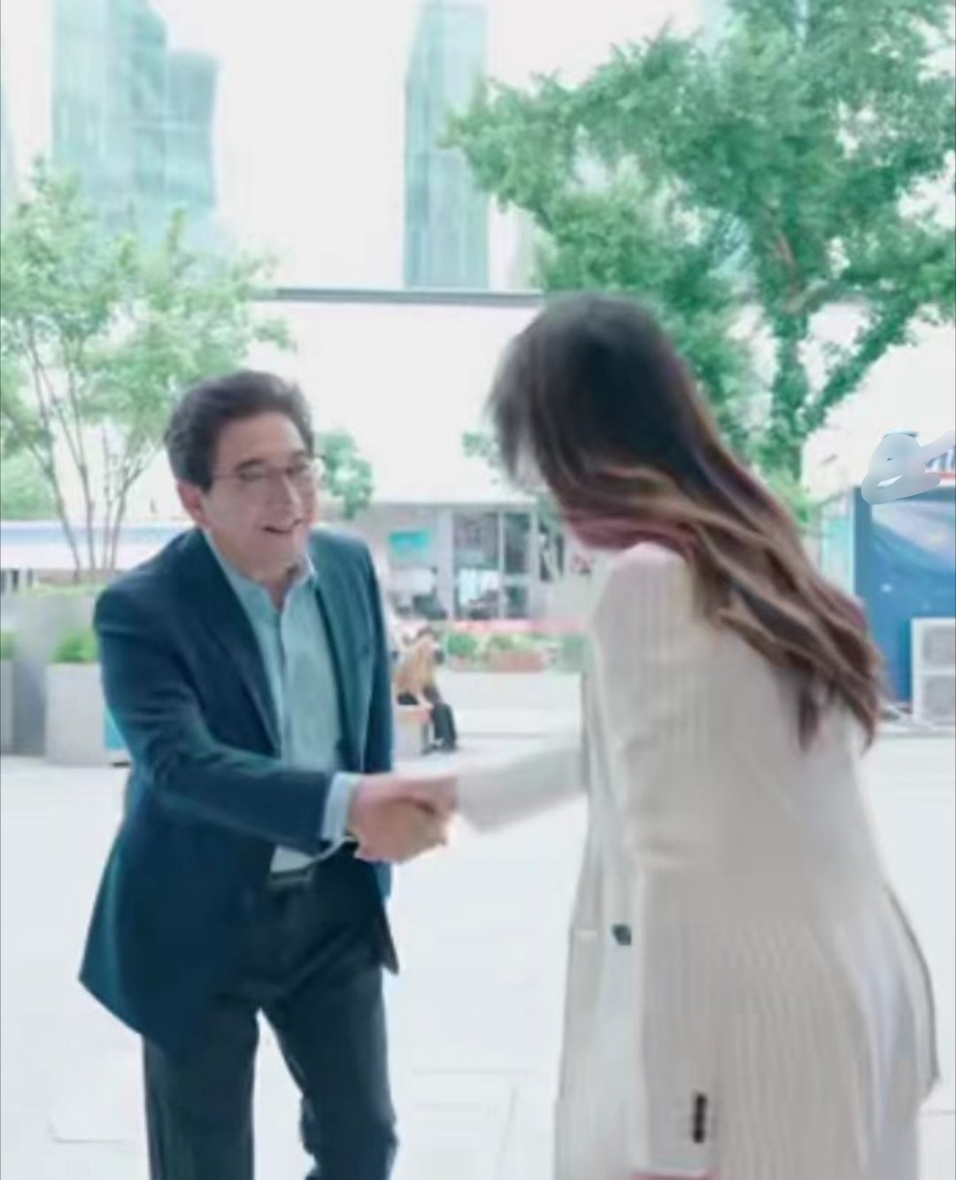 以前是咱们追着人家学，现在轮到他们研究咱们了。这感觉就像班里那个总抄你作业的突然