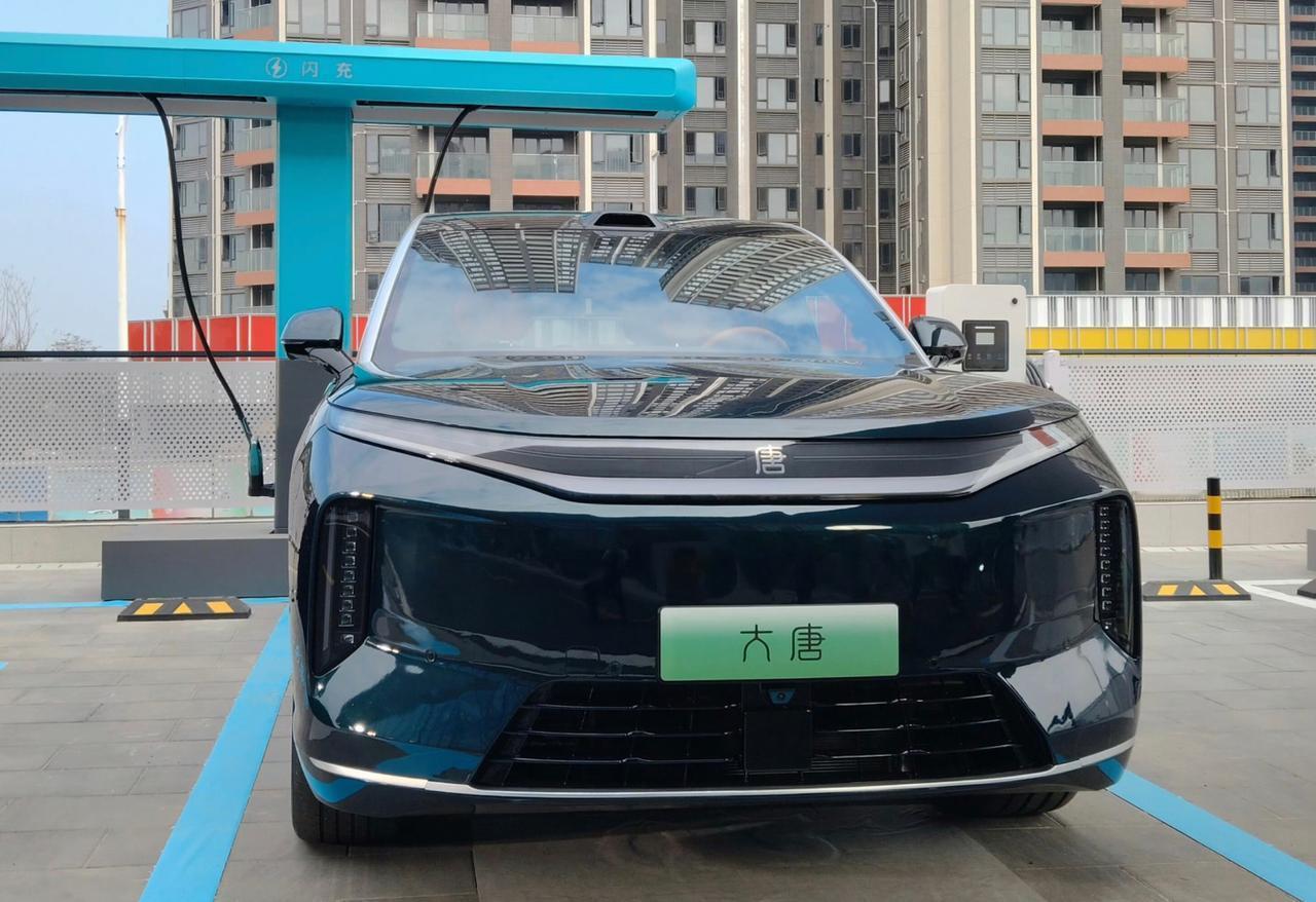 比亚迪王朝网最新旗舰SUV外观曝光！或命名为大唐？
日前，网络上曝光了一组比亚迪