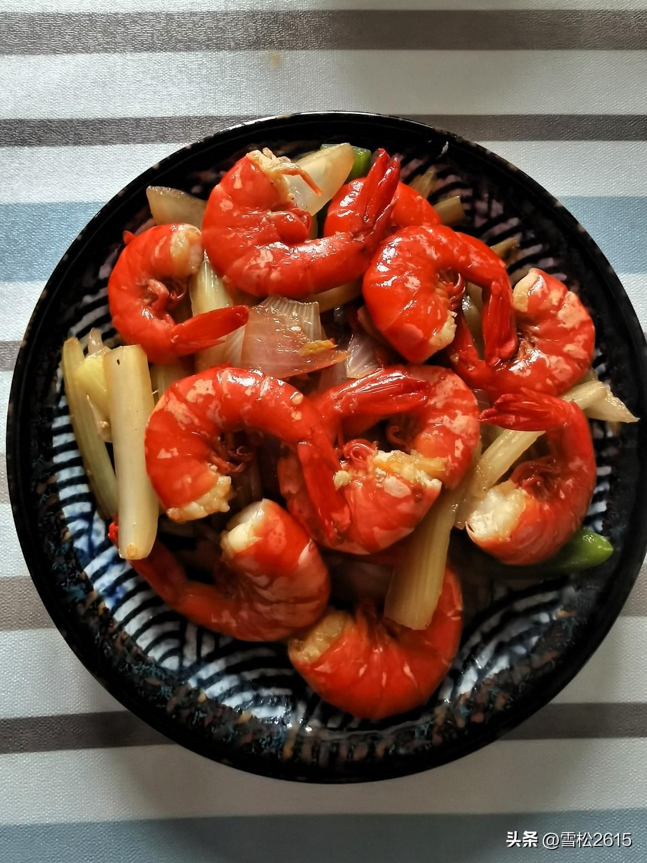 昨日午餐小记

昨天中午老婆做了两样：爆炒黑虎虾，凉拌紫甘蓝。

紫甘蓝是我家的
