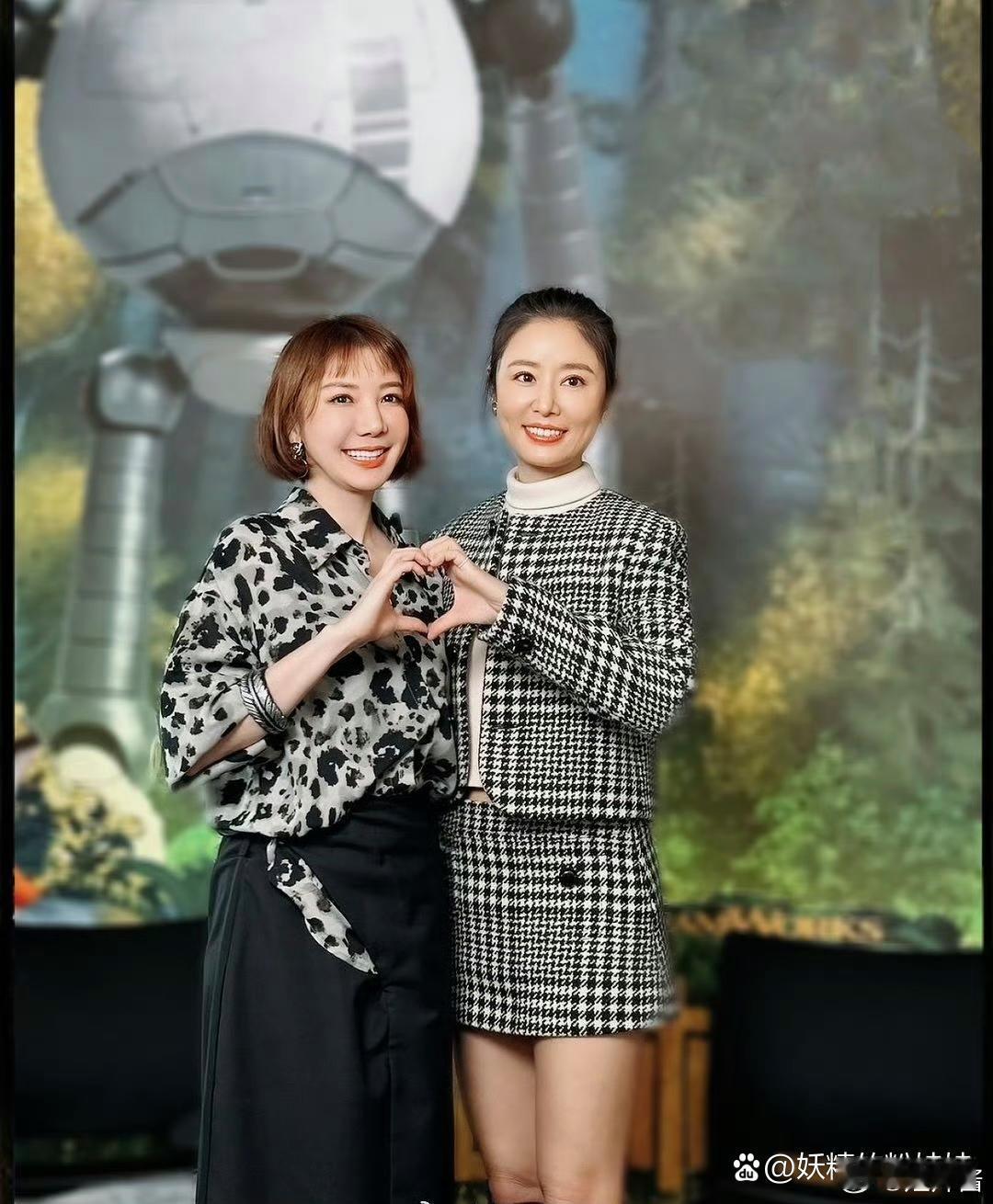 林心如状态也太好了，一点也不像奔五的老女人，穿格子套装知性优雅，终于知道为什么霍