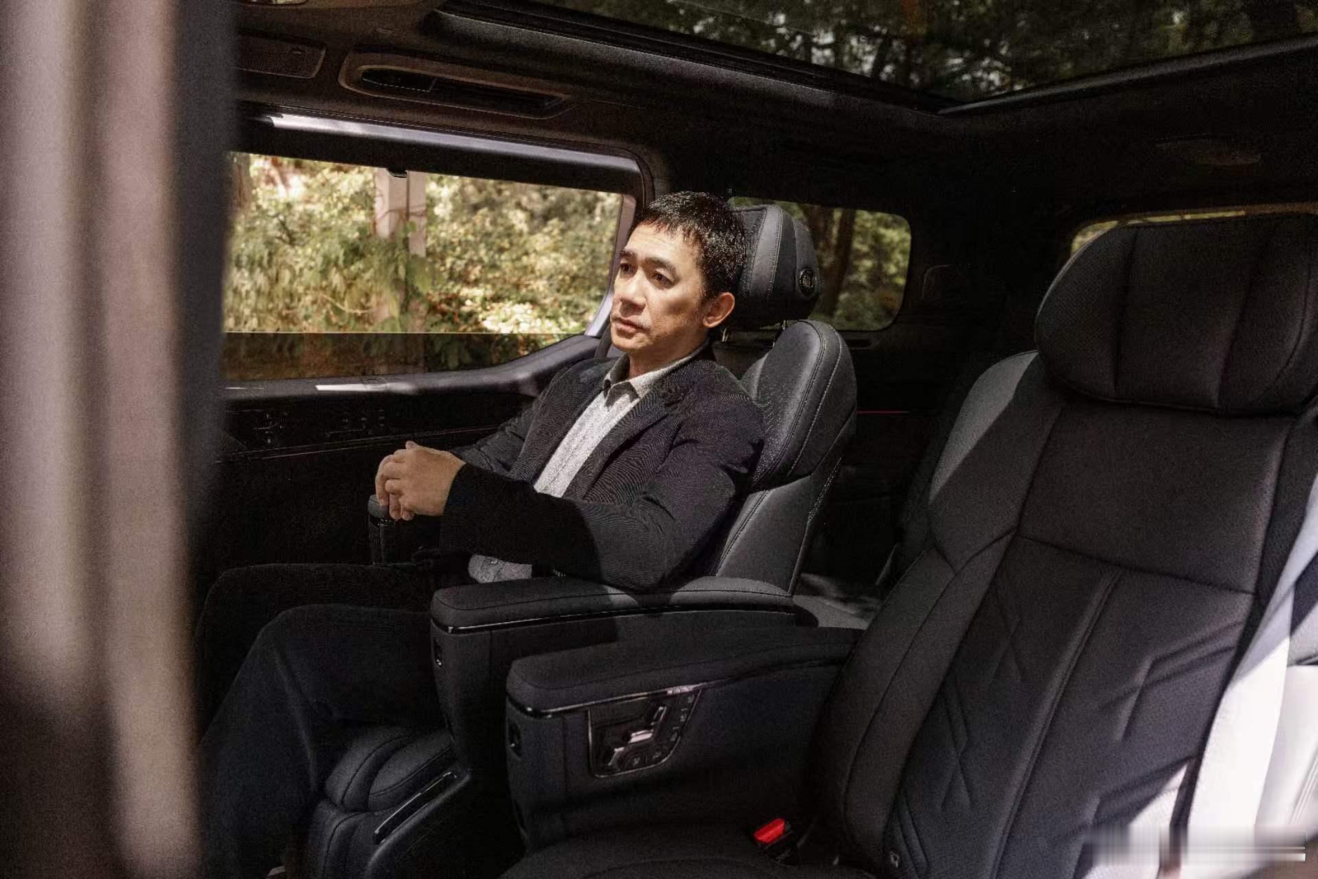 不得不说焕新极氪 009排面真的拉满了！戛纳影帝梁朝伟带着新作亮相首映礼，全程专