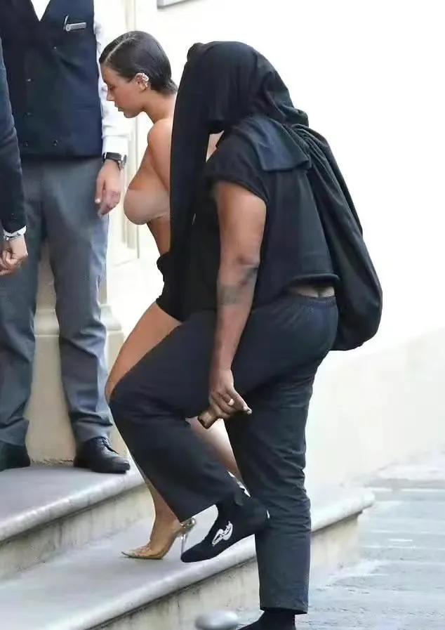 砍爷又带着娇妻出来博关注了，他一身黑还戴头巾包裹严实，只给妻子穿抹胸秀出火辣身材