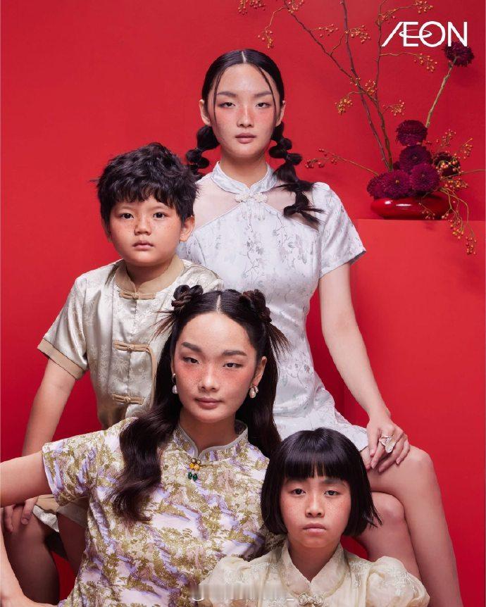 永旺超市的新年海报，说真的，很诡异，没有半点喜庆的感觉，搞得跟殡葬纸扎店一样 