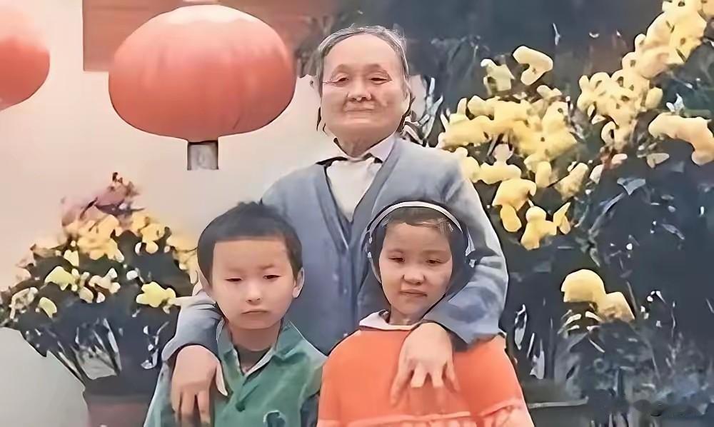 成都一位普通阿姨，在雇主家坚守大半辈子，默默守护整整三代家人。谁都以为晚年她会默