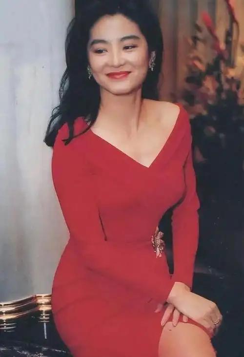 8月2日，“南生安歌”施南生追思会在香港举行，相交44年的挚友林青霞一身黑衣低调
