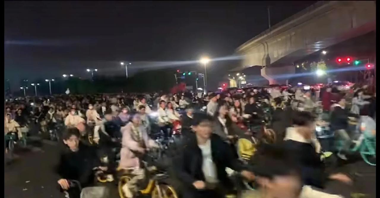 11月8日晚上，郑开大道上的骑行大军，真是蔚为壮观呐！没有想到，四个女生跑到开封