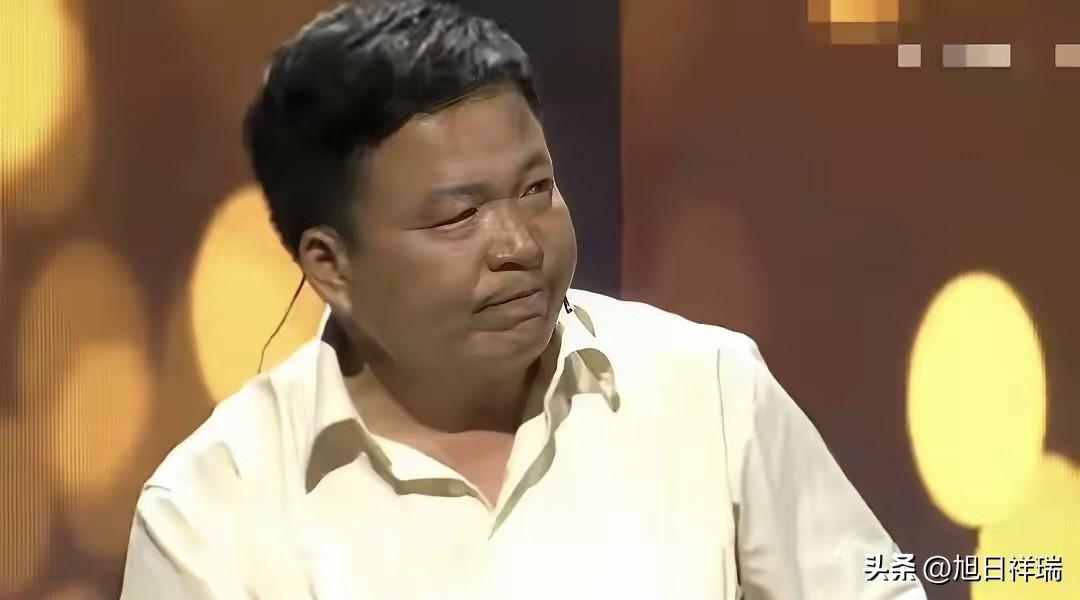 山东一女孩父亲去世母亲瘫痪辍学打工，陌生老板资助她上大学，4年后她毕业带钱找恩人