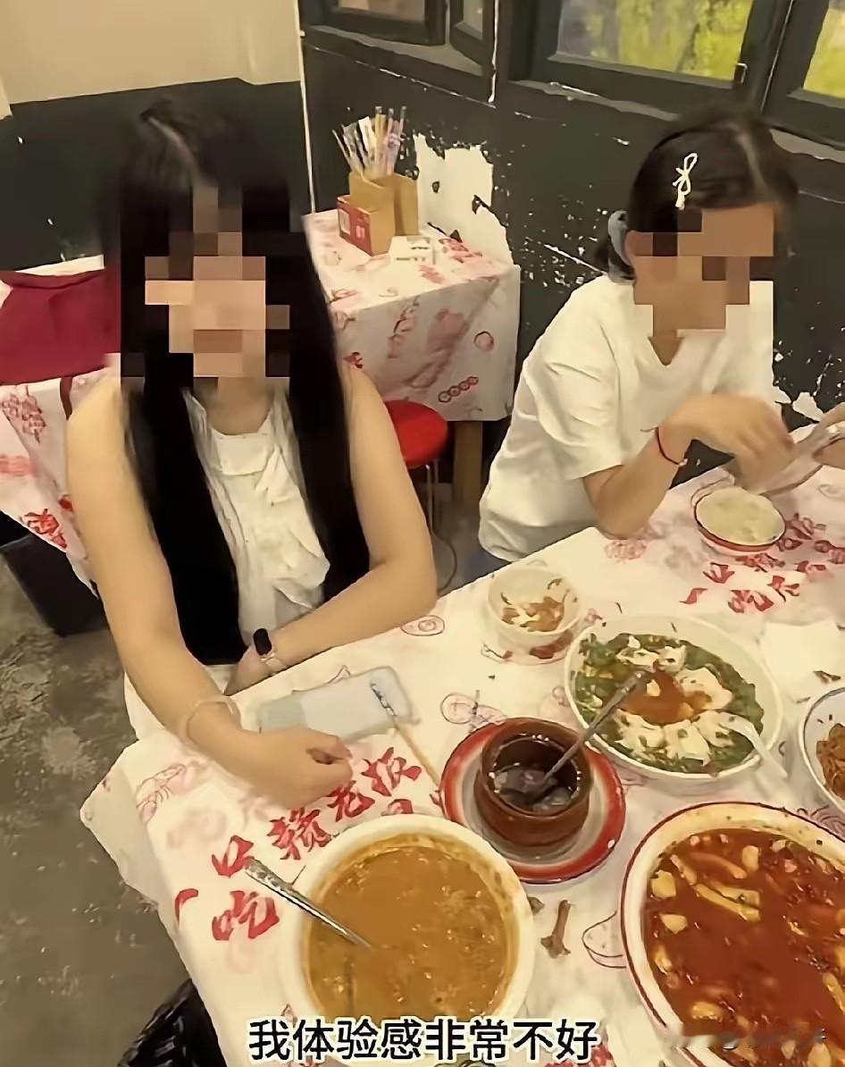 现在有些消费者的心态真的扭曲得离谱！南昌两名女子在餐馆整桌饭菜全部吃光，转头竟靠