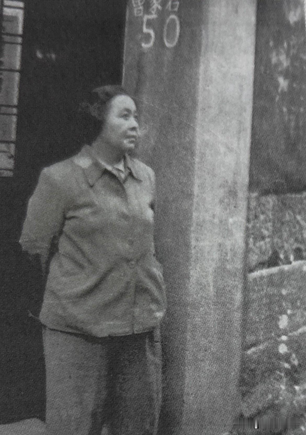 1956年9月，经中宣部批准，丁玲随陈明前往四川、云南等地访问。图为丁玲在重庆曾