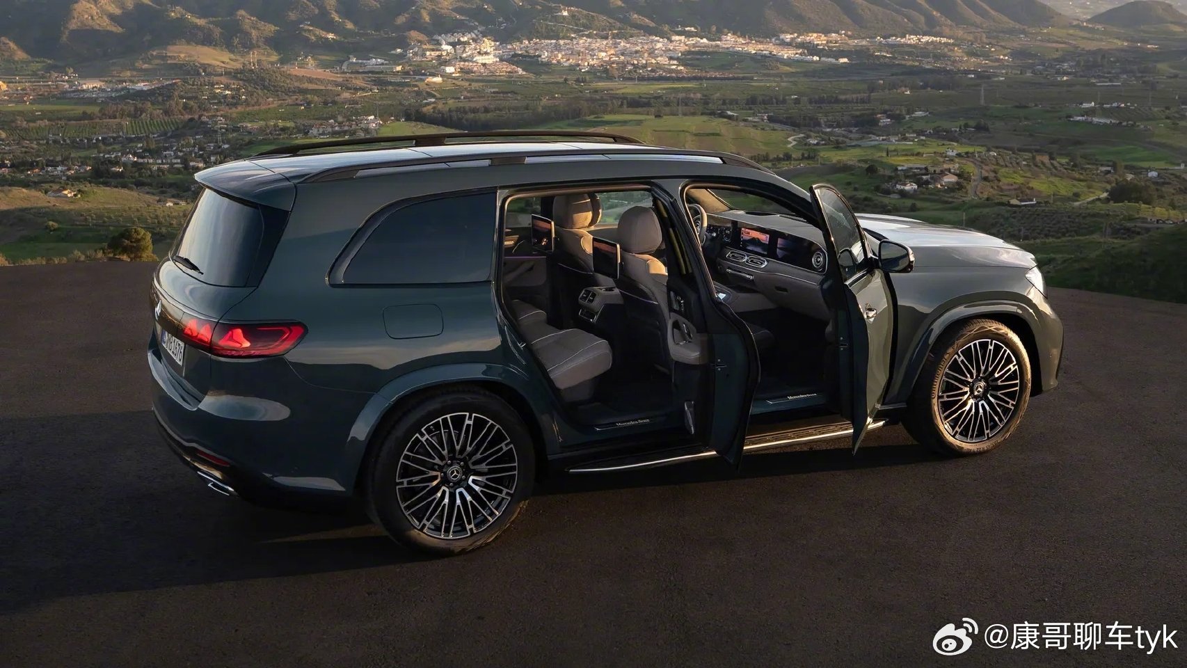 奔驰gle级奔驰GLS 奔驰GLS、GLE上新内饰换装了大联屏和全新的系统动力也