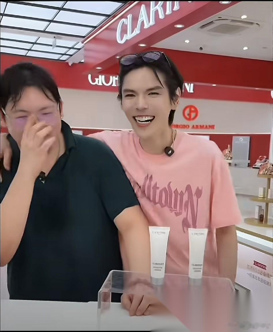 向佐真的很会顺势而为，要不你看他早不带弟弟一起直播，偏偏选择这个时候，是因为他看