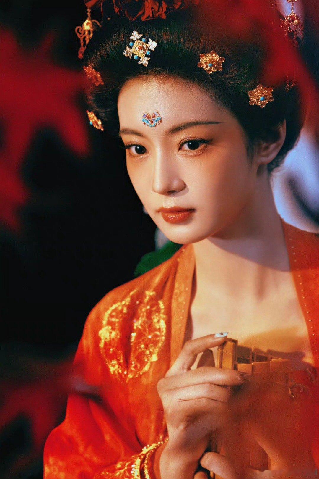 唐装适配度天花板非她莫属！大气优雅的气场，完美契合大唐的恢弘气象。 