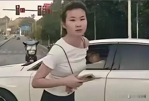7月21日19时许，重庆梁平区桂东路，晚高峰。所有车都在老老实实排队。一辆白色轿